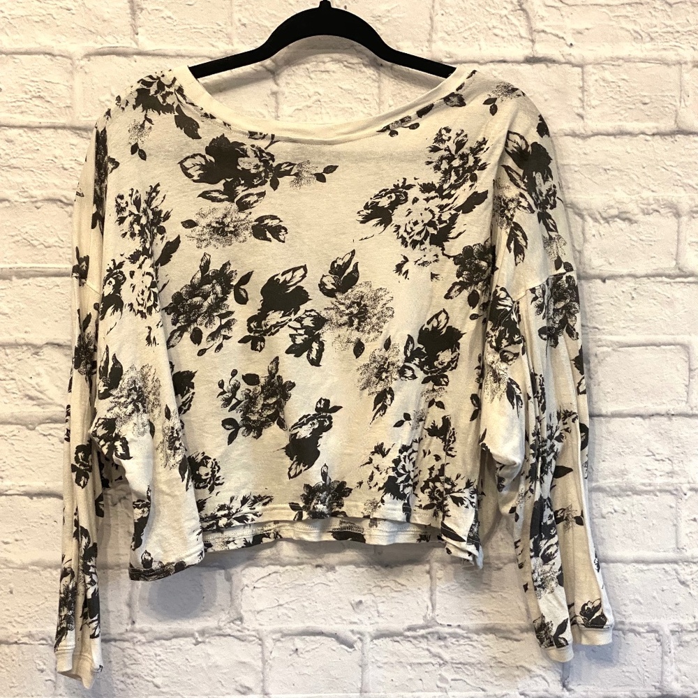 INDUSTRY CROPPED LONG-SLEEVE FLORAL B&W TOP Small